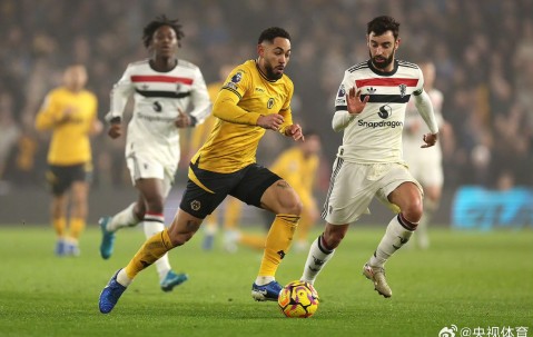 关于曼联训练开放日；冲刺阶段远射贴柱引欢呼；德国杯在即；更衣室氛围转暖的信息-jiuyou