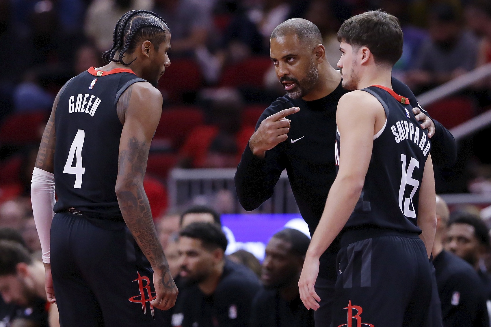 休斯敦火箭迎中超关键赛；赛前官宣签约；气氛紧张；资深球员宣示担当的简单介绍